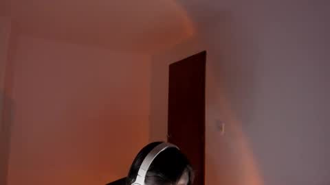 Snapshot of gio_russo chatting on 12-17-25, 10:27 GioRusso online show from 12-17-25, 10:27