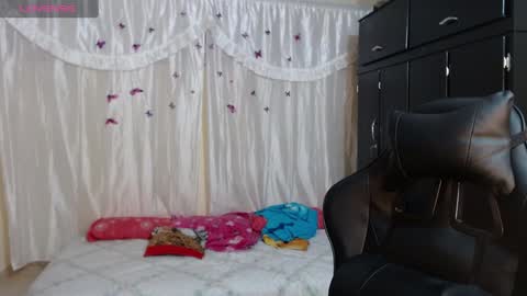 Snapshot of giorgia_xue53 chatting on 02-26-25, 01:43 Mary online show from 02-26-25, 01:43