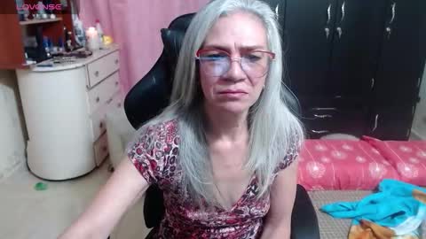 Snapshot of giorgia_xue53 chatting on 10-15-25, 04:01 Mary online show from 10-15-25, 04:01