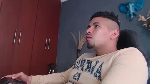 Snapshot of girge23 chatting on 12-29-24, 03:57 piggy boy online show from 12-29-24, 03:57