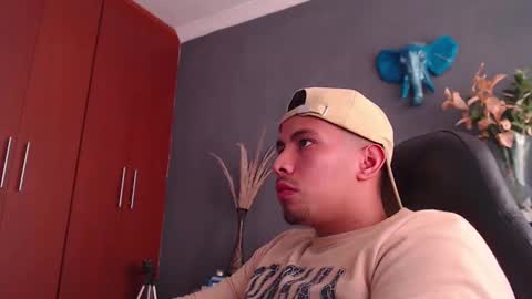 Snapshot of girge23 chatting on 01-11-25, 09:04 piggy boy online show from 01-11-25, 09:04