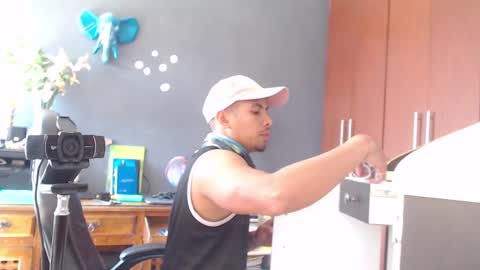 Snapshot of girge23 chatting on 01-18-25, 06:21 piggy boy online show from 01-18-25, 06:21