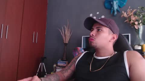 Snapshot of girge23 chatting on 01-19-25, 05:39 piggy boy online show from 01-19-25, 05:39