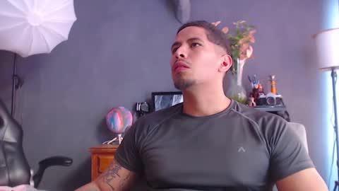 Snapshot of girge23 chatting on 09-18-25, 06:54 piggy boy online show from 09-18-25, 06:54