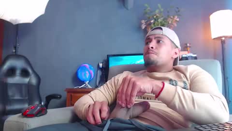 Snapshot of girge23 chatting on 10-15-25, 04:51 piggy boy online show from 10-15-25, 04:51