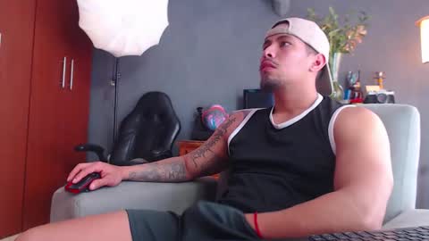 Snapshot of girge23 chatting on 10-23-25, 06:39 piggy boy online show from 10-23-25, 06:39