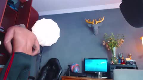 Snapshot of girge23 chatting on 10-24-25, 03:41 piggy boy online show from 10-24-25, 03:41