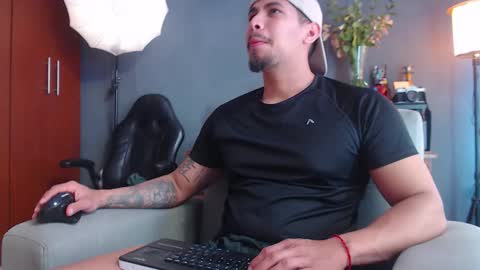 Snapshot of girge23 chatting on 10-25-25, 04:13 piggy boy online show from 10-25-25, 04:13