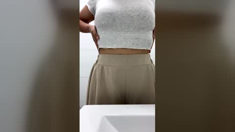 Snapshot of girl433 chatting on 12-16-25, 02:00 girl433 online show from 12-16-25, 02:00