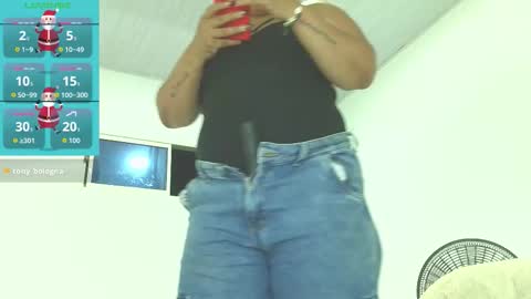 girl_luna_ online show from 12-21-25, 01:46