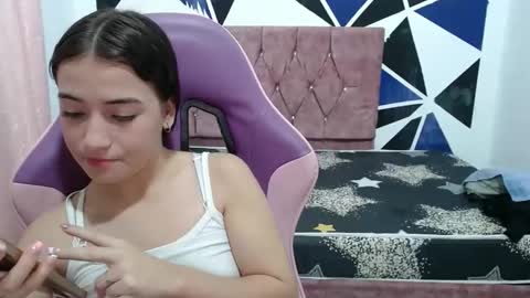 girl_princess18 online show from 10-31-25, 02:45