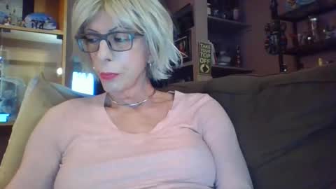 Snapshot of girlinrock chatting on 04-02-26, 01:03 Girlinrock online show from 04-02-26, 01:03