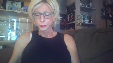 Snapshot of girlinrock chatting on 05-11-26, 12:49 Girlinrock online show from 05-11-26, 12:49