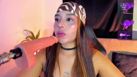 Snapshot of giselle_messydoll chatting on 05-03-26, 01:55 Giselle online show from 05-03-26, 01:55