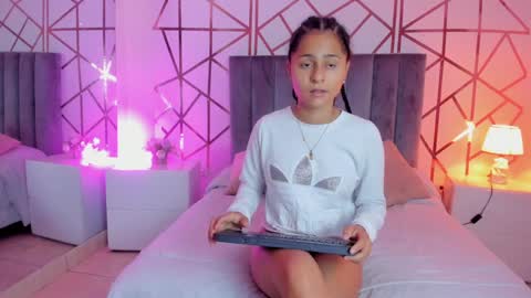 Snapshot of giselle_roldan chatting on 01-18-25, 11:32 GISELLE ROLDAN online show from 01-18-25, 11:32