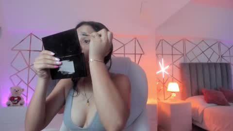 Snapshot of giselle_roldan chatting on 02-26-25, 12:03 GISELLE ROLDAN online show from 02-26-25, 12:03