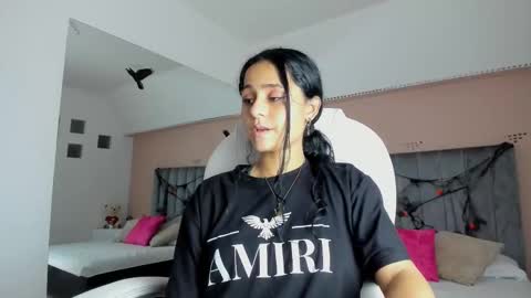 Snapshot of giselle_roldan chatting on 10-11-25, 04:22 GISELLE ROLDAN online show from 10-11-25, 04:22