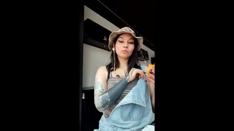 Nice to meet you my name is Heyli  online show from 12-21-25, 04:36