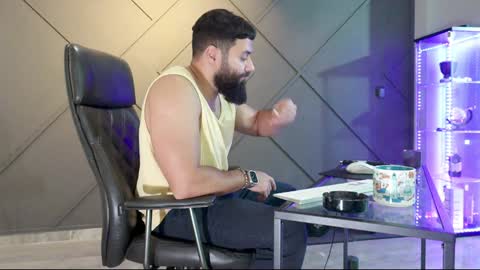 Matthew .. for short call me Matt online show from 12-06-24, 03:44