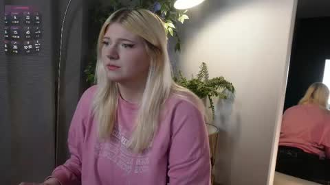 Snapshot of glowkittenx chatting on 12-01-25, 07:02 glowkittenx online show from 12-01-25, 07:02