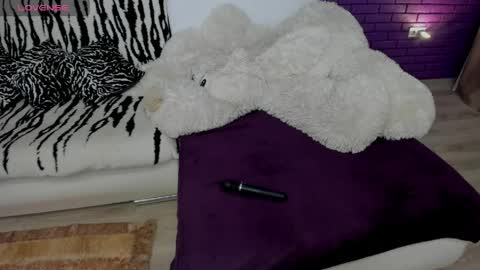 Mia online show from 05-15-26, 05:31