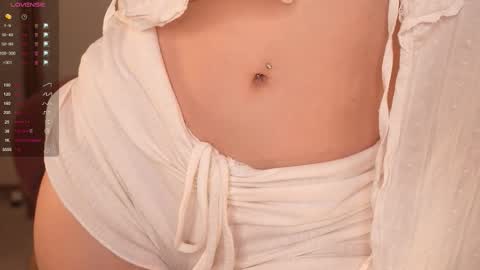 Snapshot of glowwww_ chatting on 10-17-25, 03:47 Eloise  online show from 10-17-25, 03:47