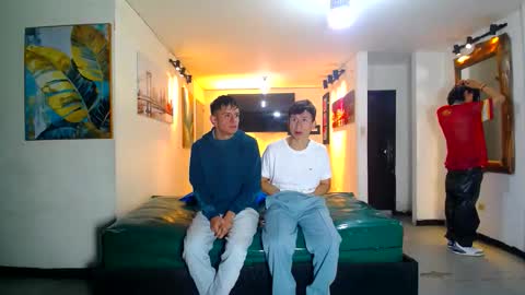 Snapshot of gnecos chatting on 05-20-26, 01:17 THOMAS AND DAMIAND online show from 05-20-26, 01:17