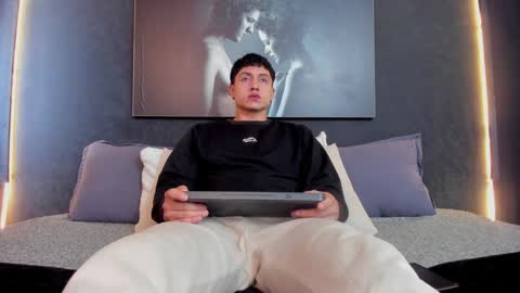 Snapshot of god_of_olympus1 chatting on 12-12-24, 01:06 steven online show from 12-12-24, 01:06