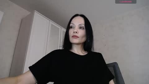 Snapshot of goddess_perfect_legs chatting on 11-20-25, 01:22 Oksana online show from 11-20-25, 01:22