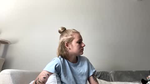 feyaa22 online show from 12-04-24, 02:04