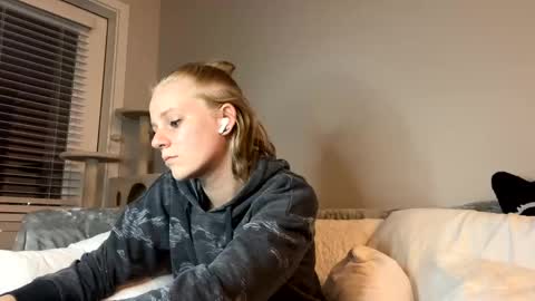 feyaa22 online show from 12-12-24, 02:37