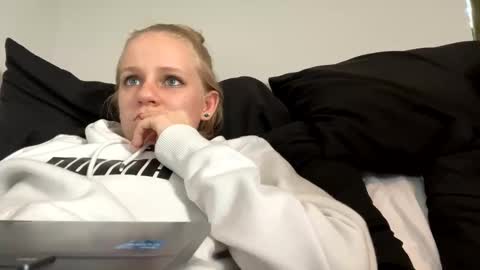 feyaa22 online show from 12-15-24, 07:42