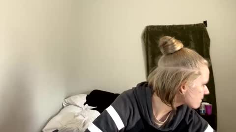 feyaa22 online show from 12-19-24, 05:40