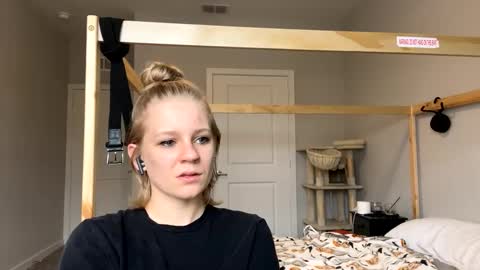 feyaa22 online show from 01-19-25, 04:04