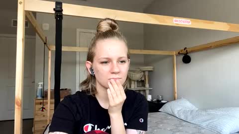 feyaa22 online show from 02-05-25, 04:36