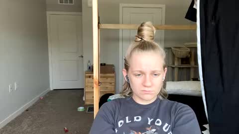 feyaa22 online show from 03-08-25, 04:17