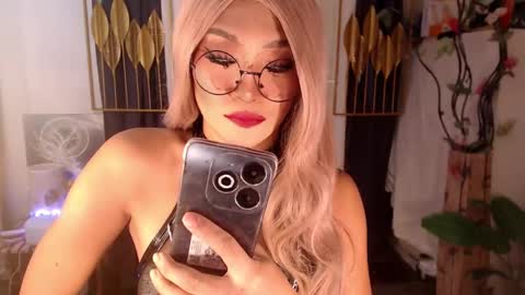 Snapshot of goddessquinnie chatting on 01-12-25, 01:53 quinnie online show from 01-12-25, 01:53