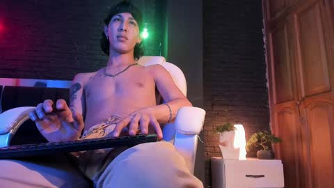 Snapshot of godly_huan chatting on 12-06-24, 05:44 HUAN online show from 12-06-24, 05:44