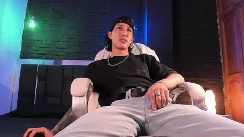 Snapshot of godly_huan chatting on 12-21-24, 05:03 HUAN online show from 12-21-24, 05:03