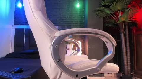 Snapshot of godly_huan chatting on 01-05-25, 03:53 HUAN online show from 01-05-25, 03:53