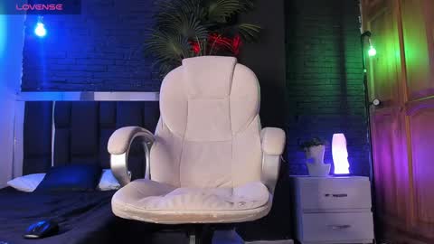 Snapshot of godly_huan chatting on 01-23-25, 04:19 HUAN online show from 01-23-25, 04:19