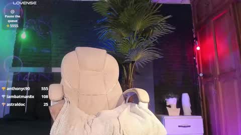 Snapshot of godly_huan chatting on 02-16-25, 01:58 HUAN online show from 02-16-25, 01:58