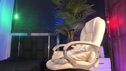 Snapshot of godly_huan chatting on 02-16-25, 05:04 HUAN online show from 02-16-25, 05:04