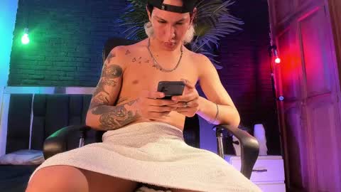 Snapshot of godly_huan chatting on 02-24-25, 05:42 HUAN online show from 02-24-25, 05:42