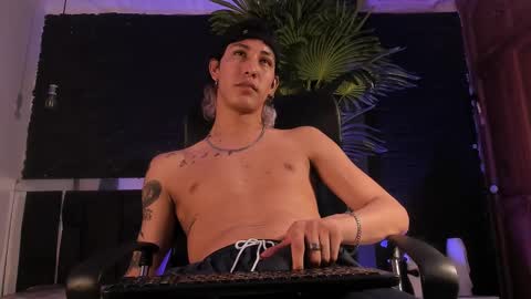 Snapshot of godly_huan chatting on 03-04-25, 02:17 HUAN online show from 03-04-25, 02:17