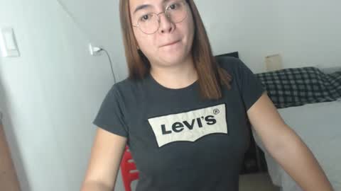 Snapshot of goldbella_ chatting on 12-18-24, 01:12 bella online show from 12-18-24, 01:12