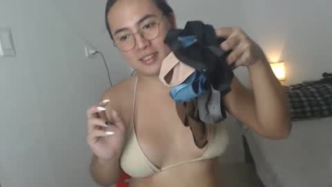 Snapshot of goldbella_ chatting on 01-03-25, 03:05 bella online show from 01-03-25, 03:05