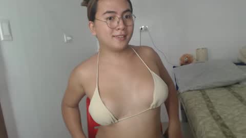 Snapshot of goldbella_ chatting on 02-05-25, 01:15 bella online show from 02-05-25, 01:15