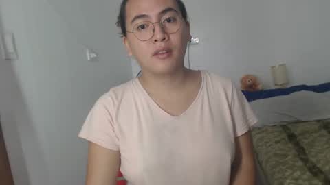 Snapshot of goldbella_ chatting on 02-10-25, 02:30 bella online show from 02-10-25, 02:30