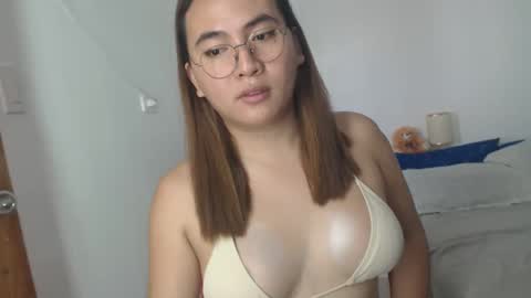 Snapshot of goldbella_ chatting on 02-26-25, 01:43 bella online show from 02-26-25, 01:43